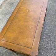 Commode Louis XVI en marqueterie et placage d'amarante/merisier 1950