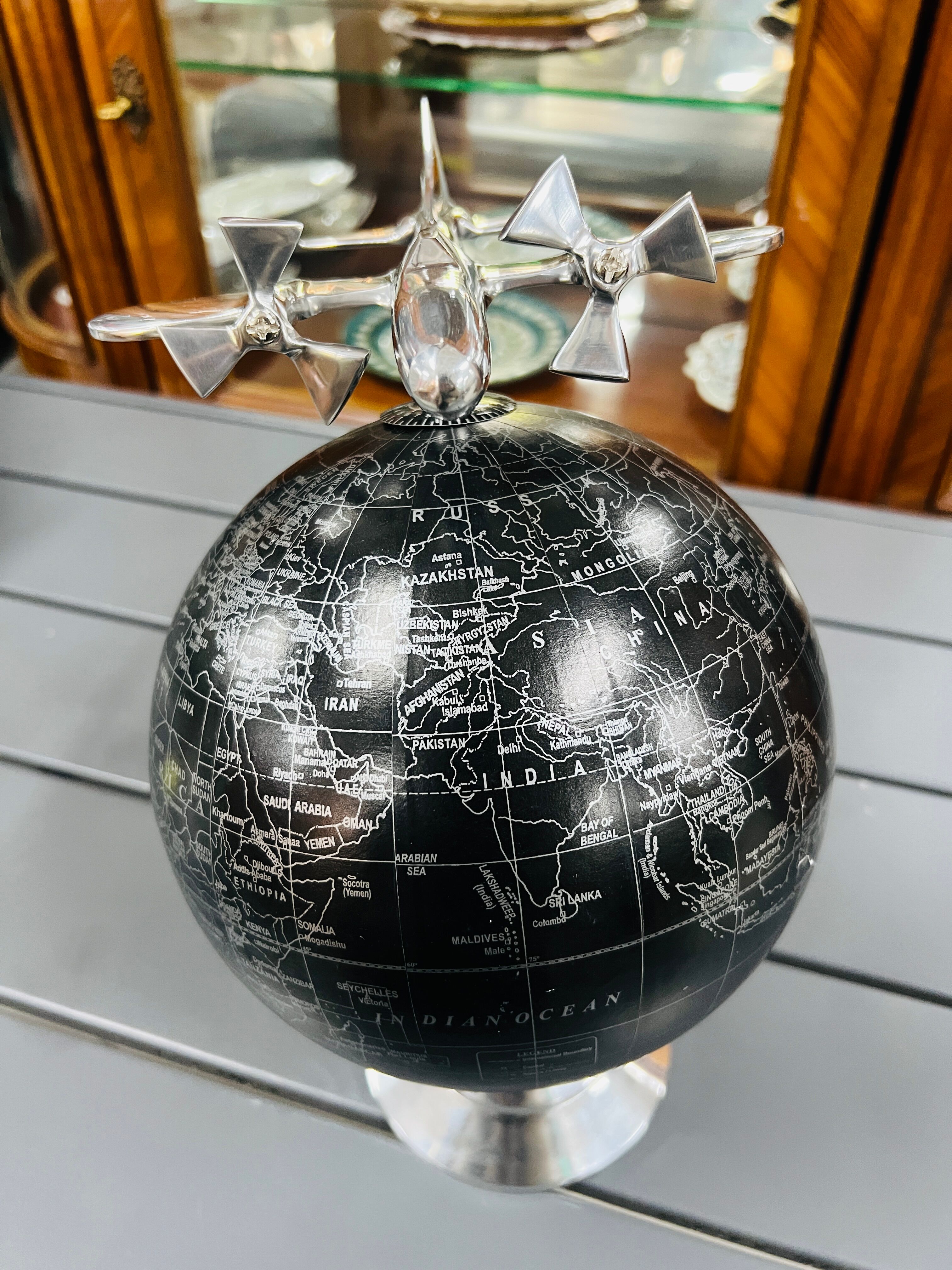 Aluminum globe to be laid with an aircraft axle