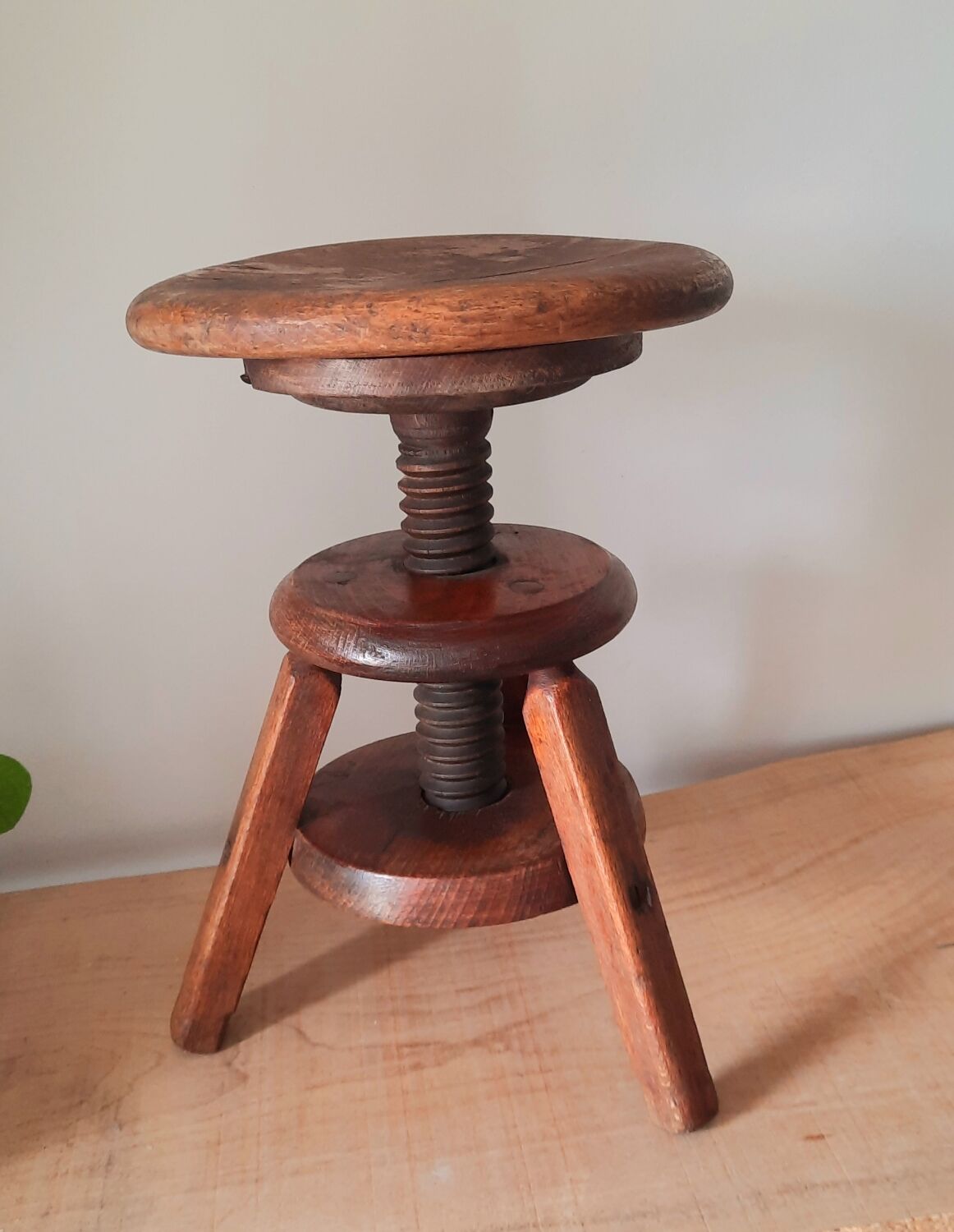 Screw tripod stool