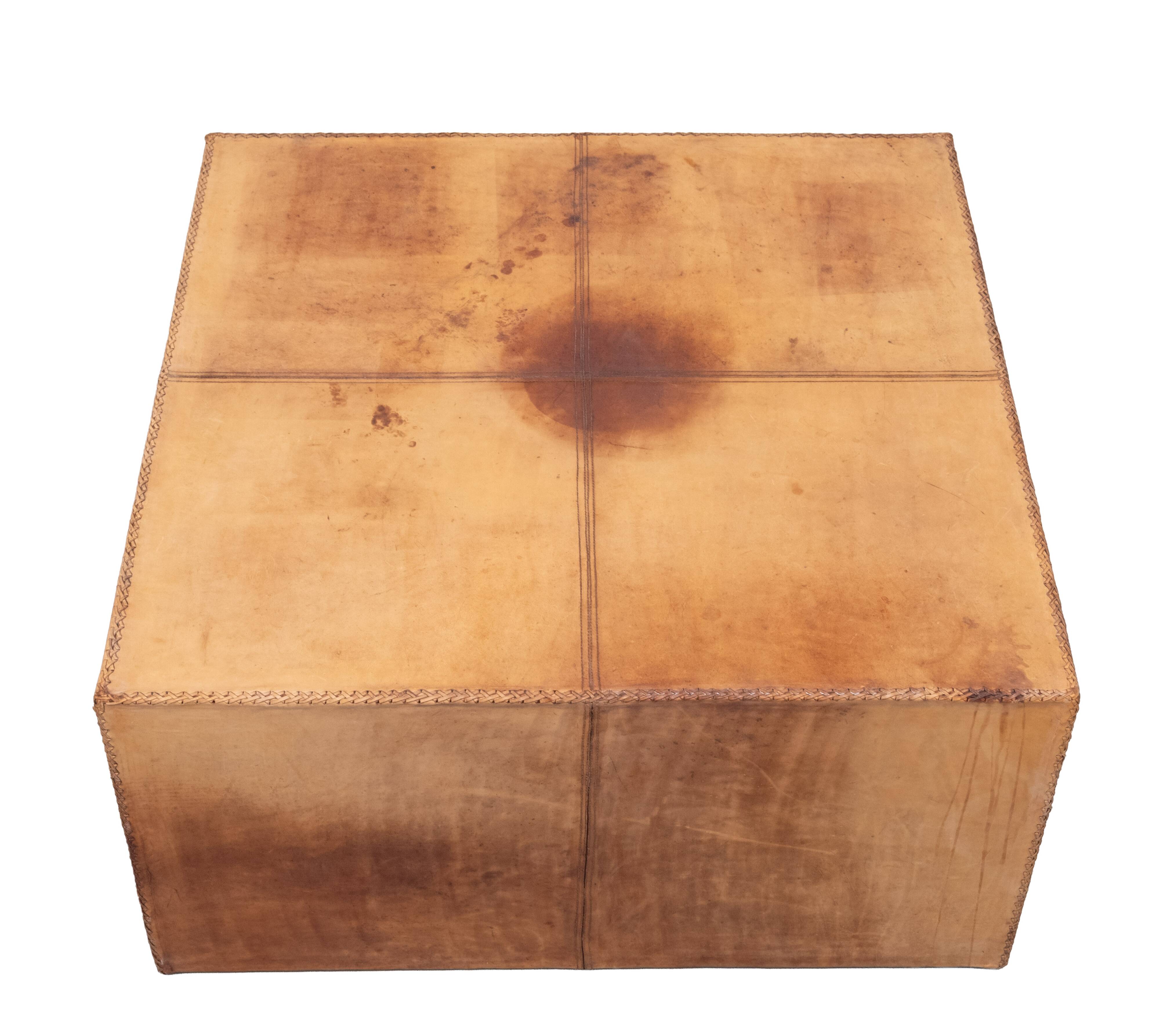 Table basse en cuir cognac à grands points des années 1970, France