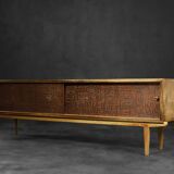 Buffet en bouleau moderne scandinave du milieu du siècle avec relief en cuivre sur le devant, années 1960