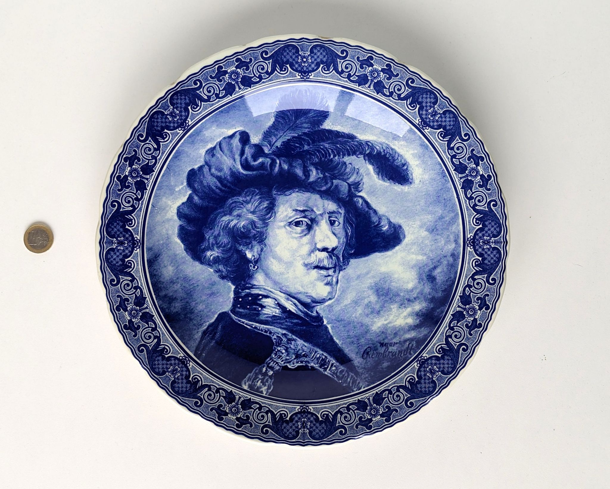 Assiette murale en céramique Boch Belgique représentant le peintre Rembrandt