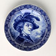 Assiette murale en céramique Boch Belgique représentant le peintre Rembrandt