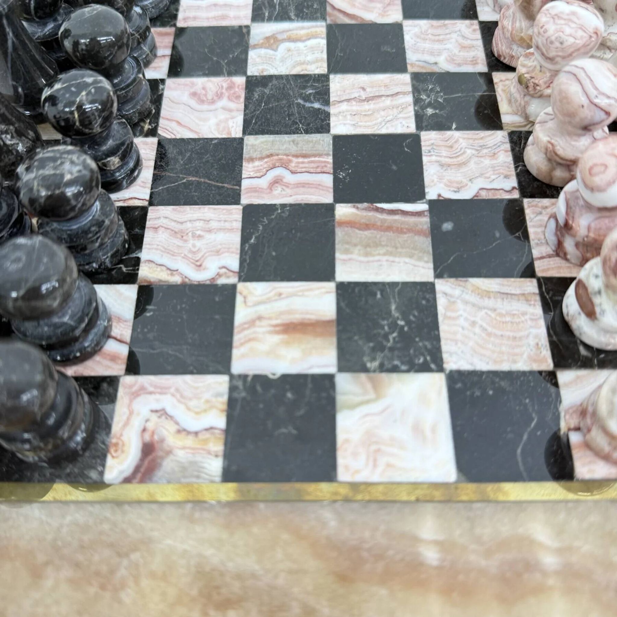 Échiquier en marbre rose et noir vintage avec des pièces en laiton, années 1970, Italie
