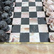Échiquier en marbre rose et noir vintage avec des pièces en laiton, années 1970, Italie