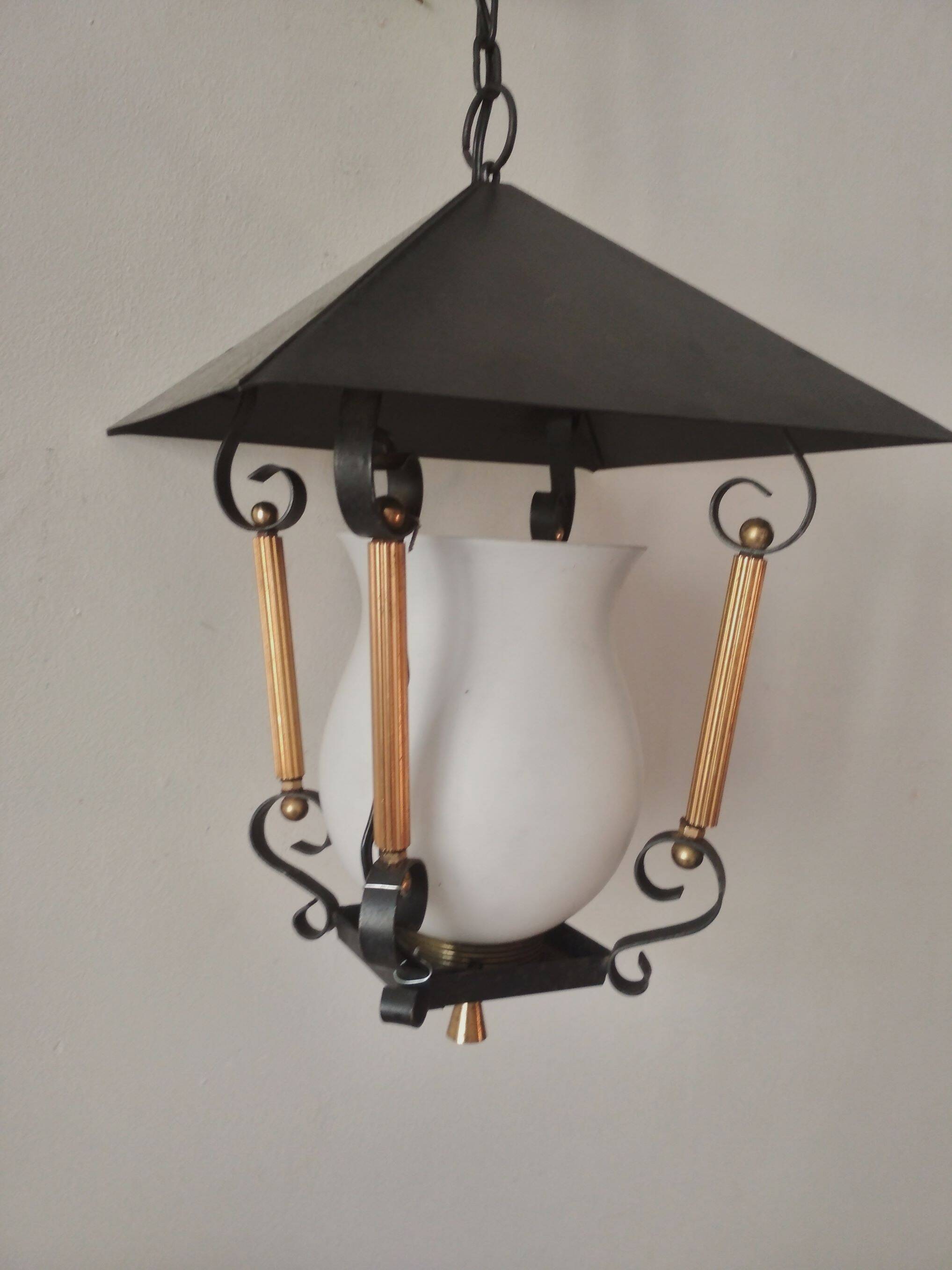 suspension lanterne noire et doré avec opaline blanche