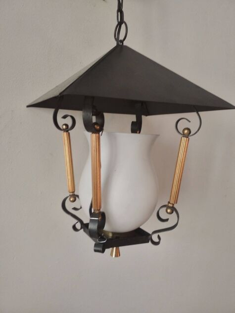 suspension lanterne noire et doré avec opaline blanche