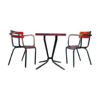 Garden table and armchairs