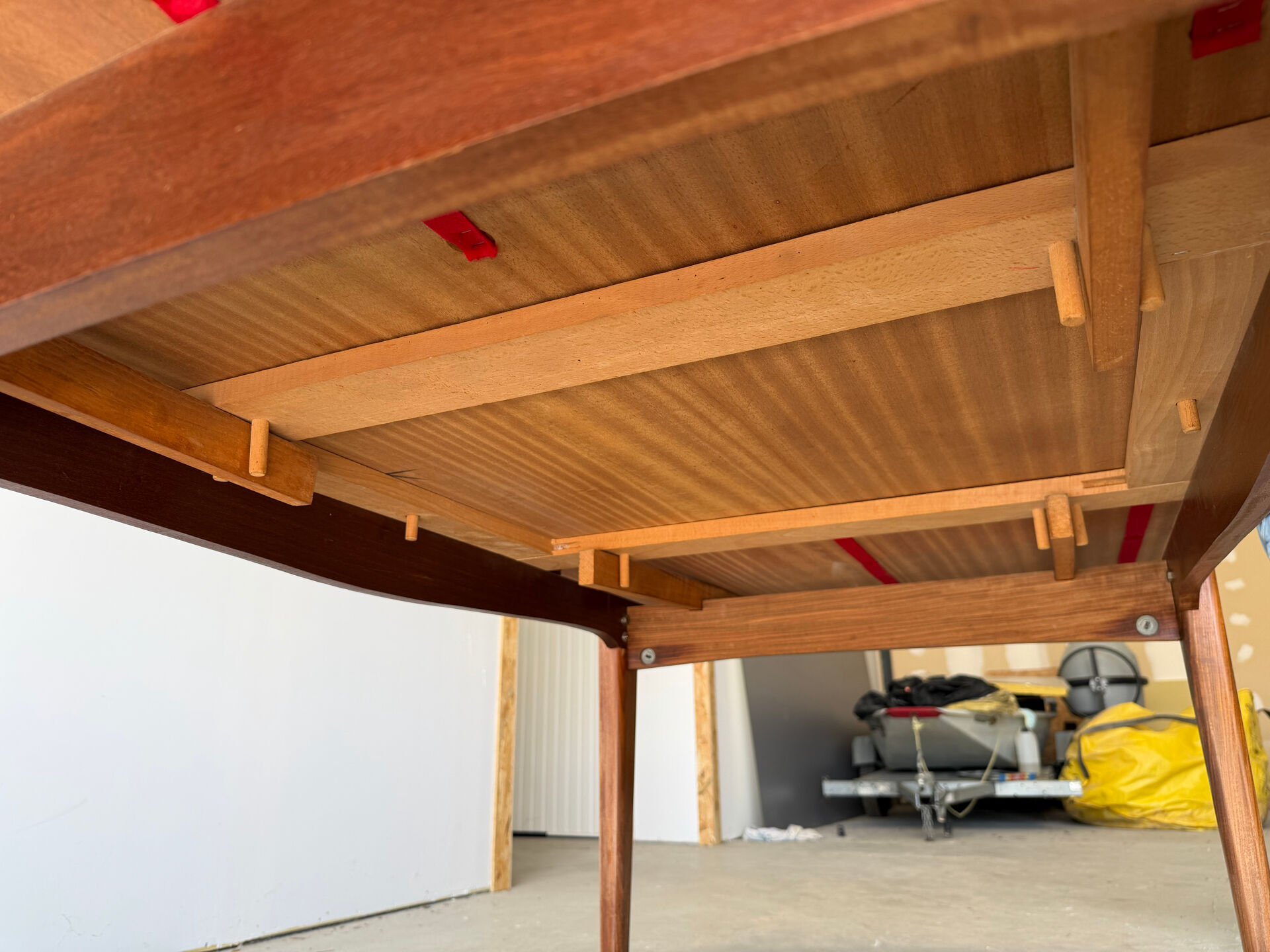 Rectangular extendable table in Scandinavian design made of solid teak.
