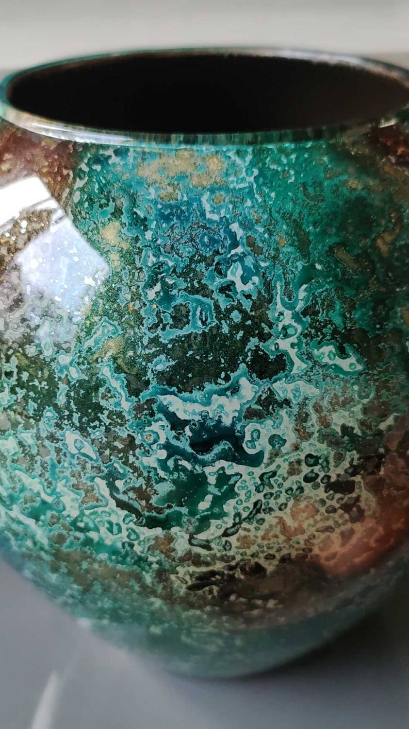 Large signed Line Lacquered Ball Vase. Made of églomisé glass. Dimensions: 18 x 16 cm