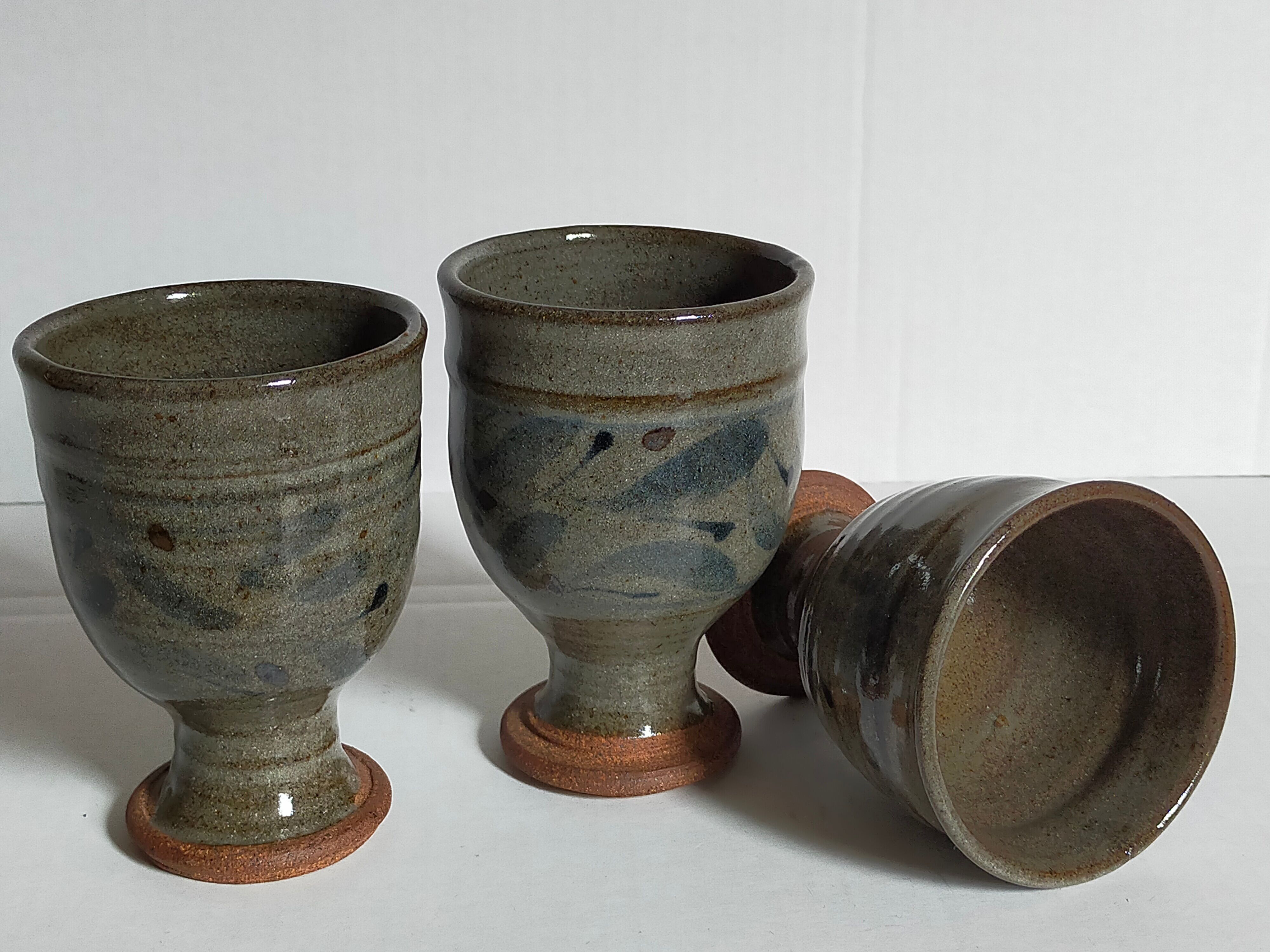 Trois tasses de potier en grès émaillé vintages