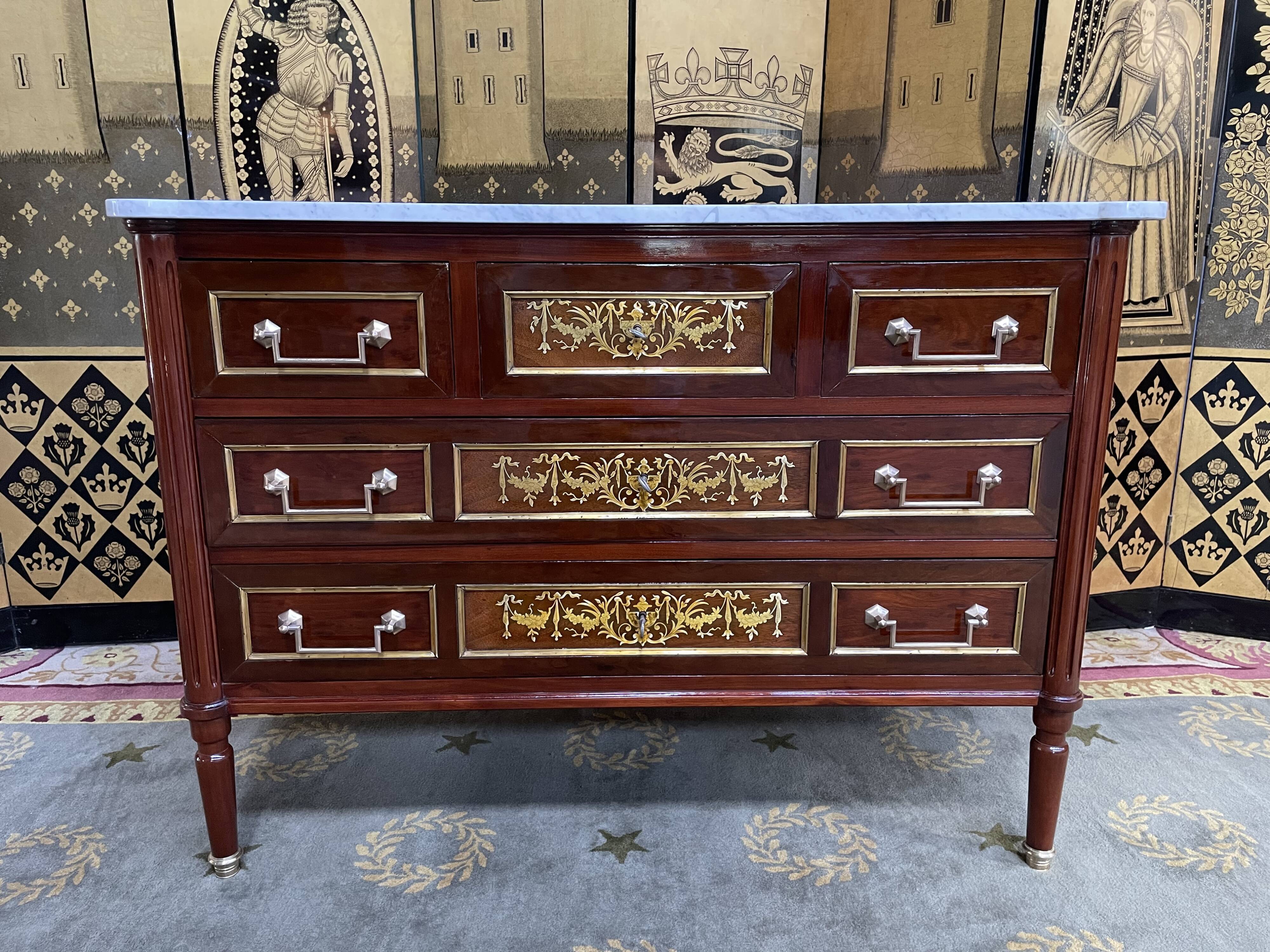 Louis XVI style chest of drawers in mahogany and amaranth