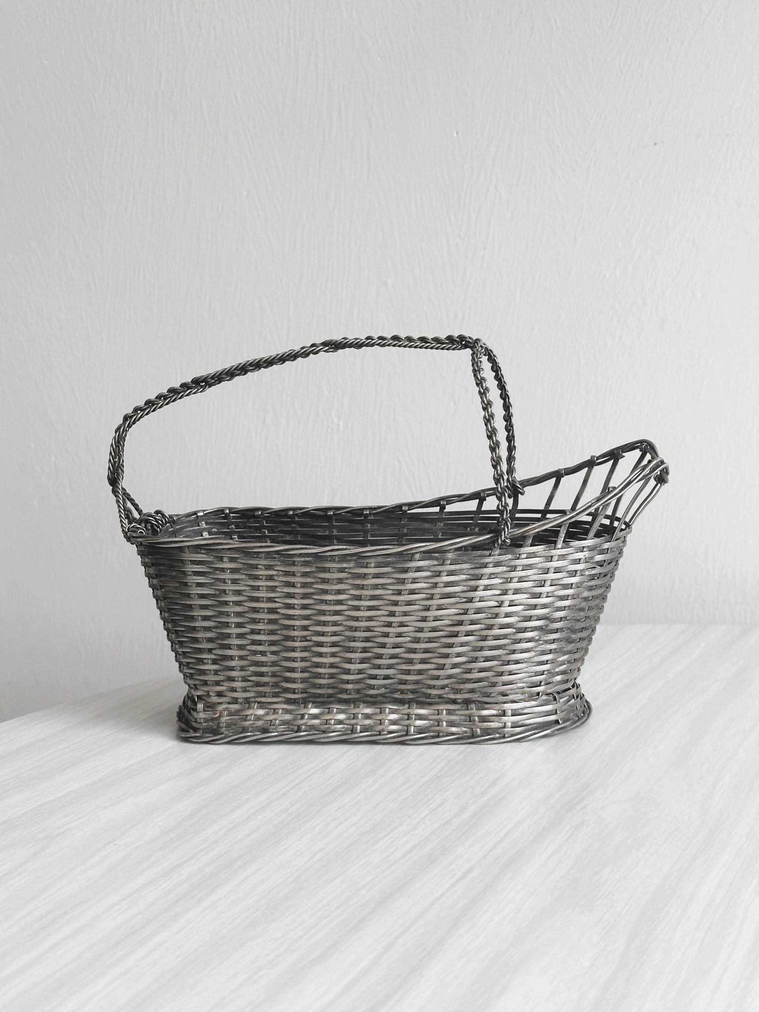 Panier à vin en métal tressé