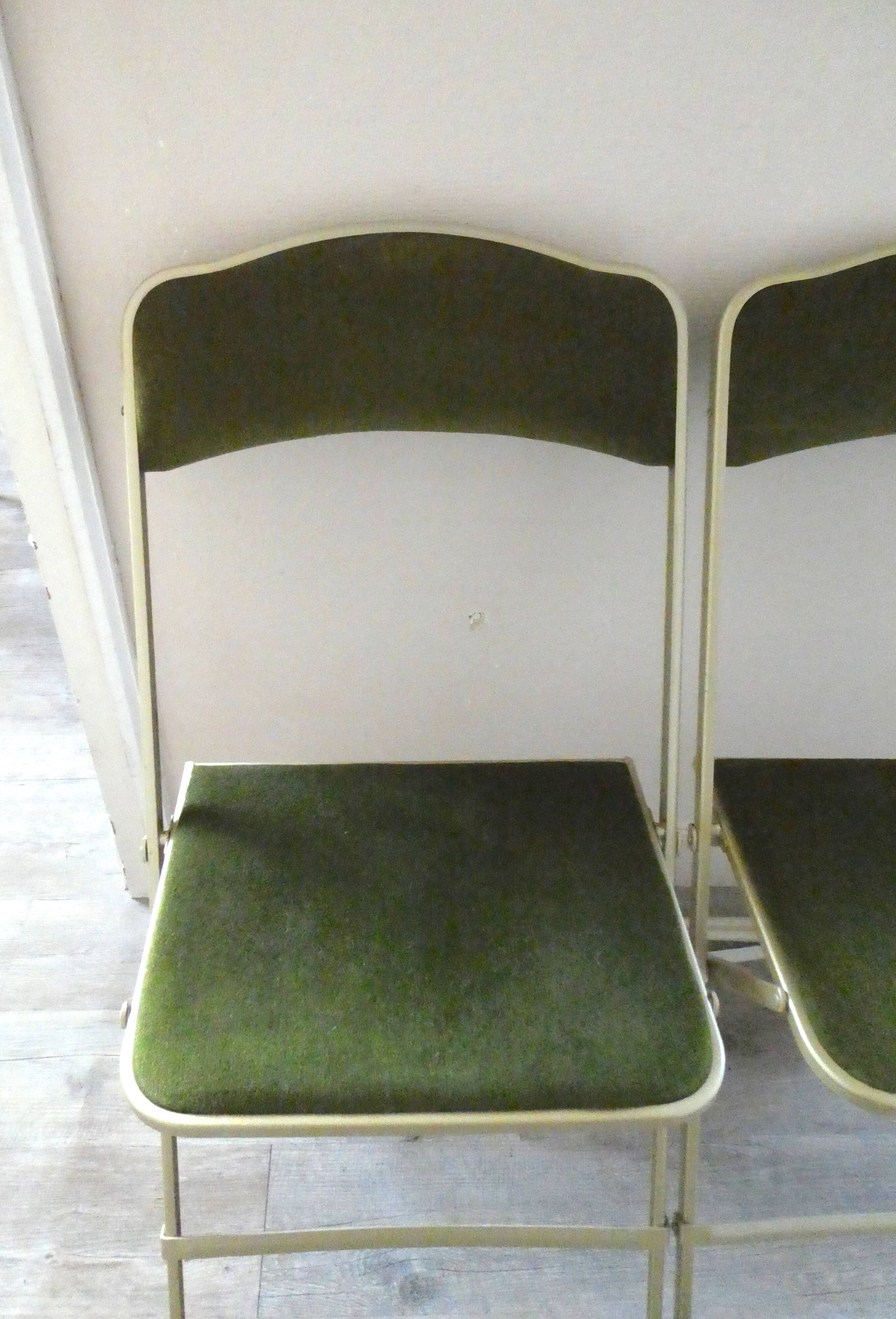 Paire de chaises pliantes en velours vert kaki
