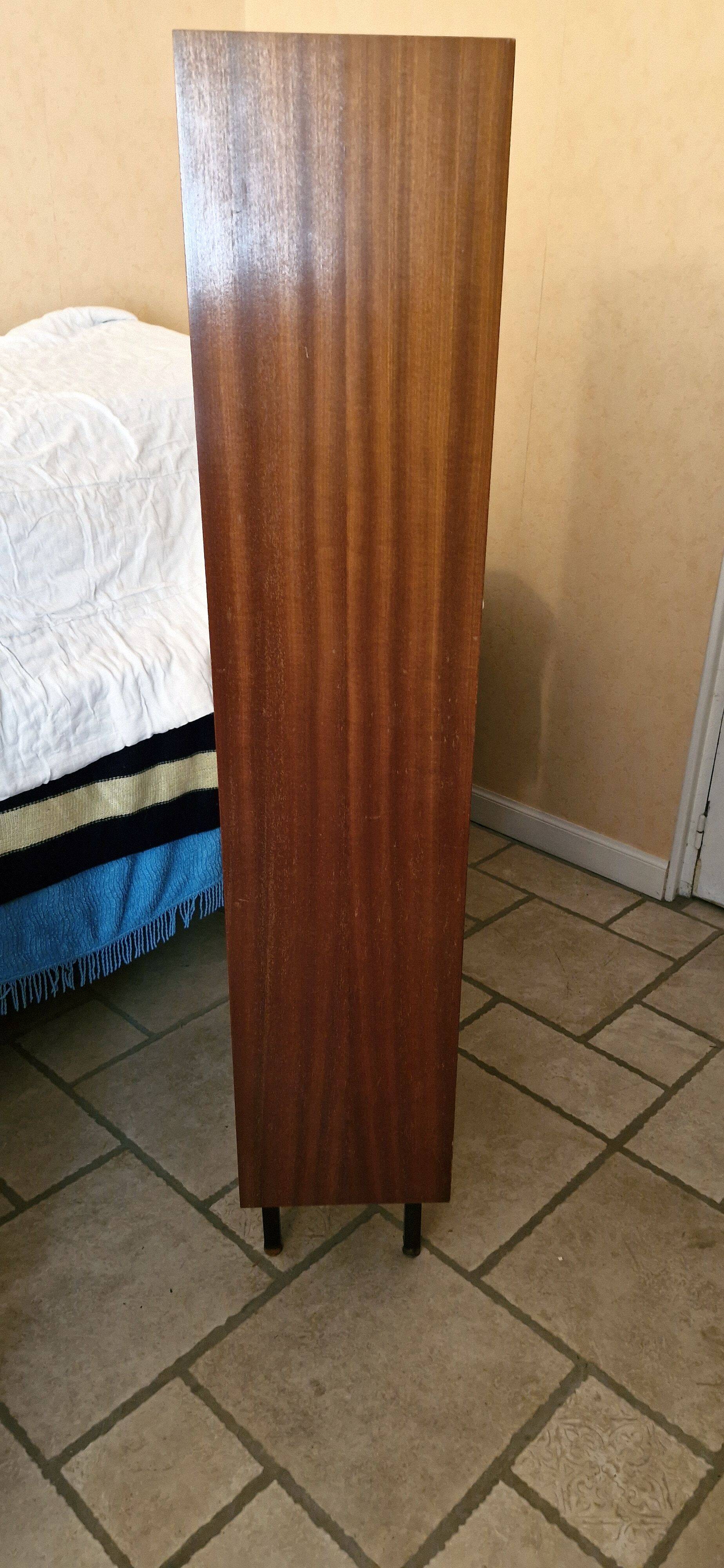 Vintage: Wooden display cabinet with 5 shelves, 4 metal legs.