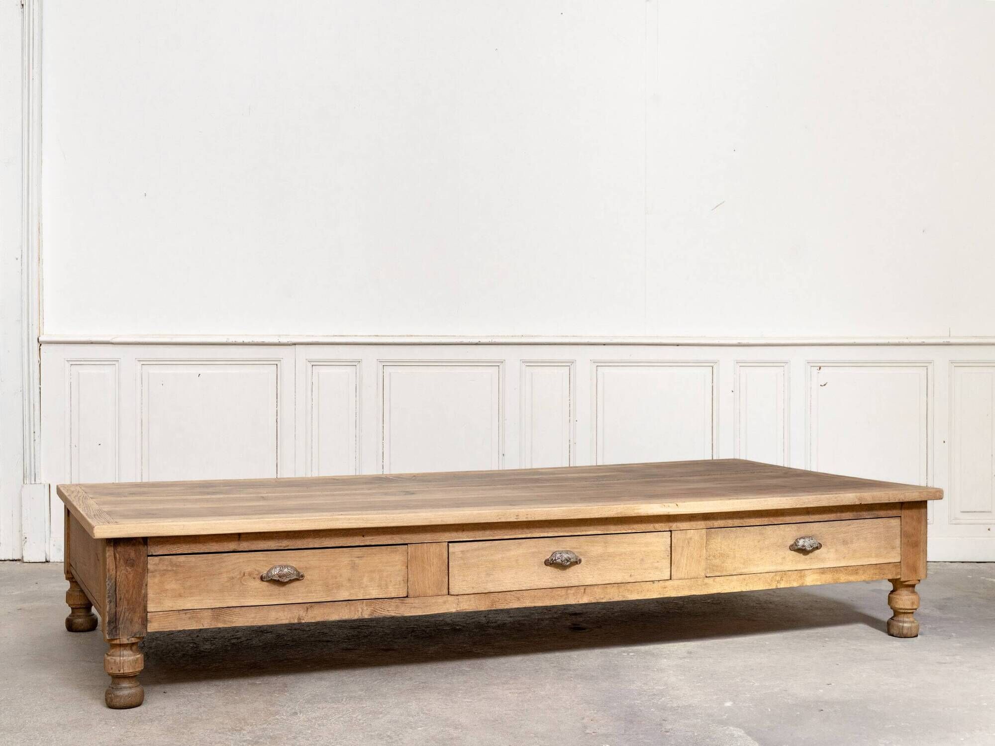 Exceptional oak coffee table, antique draper's table from the 19th century.