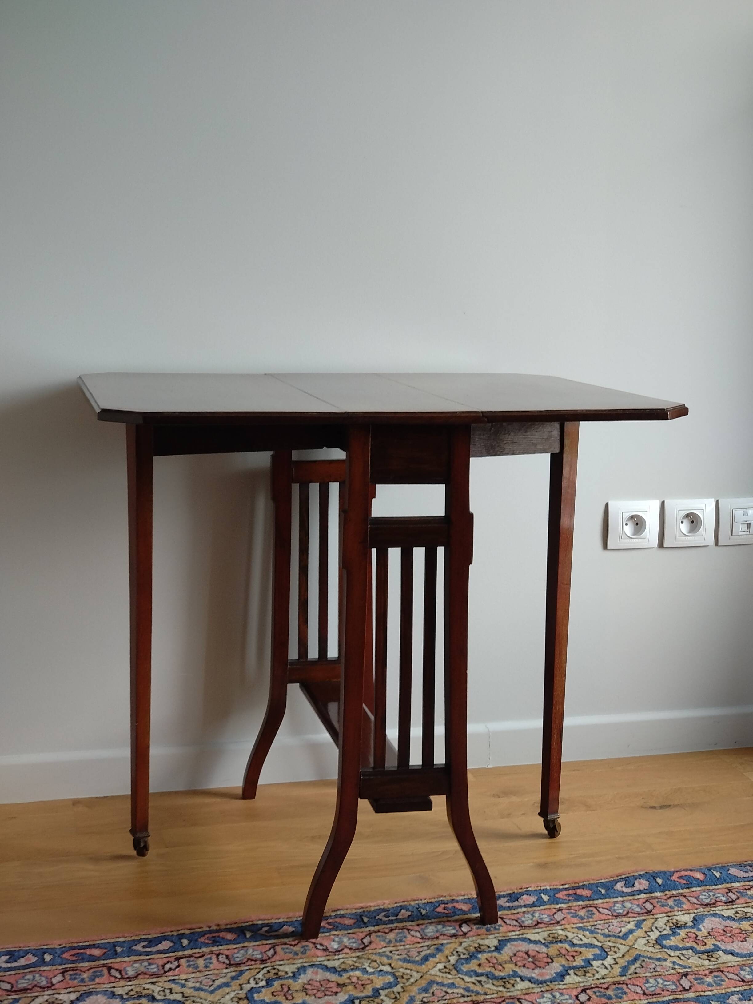 Folding side table in cherry wood