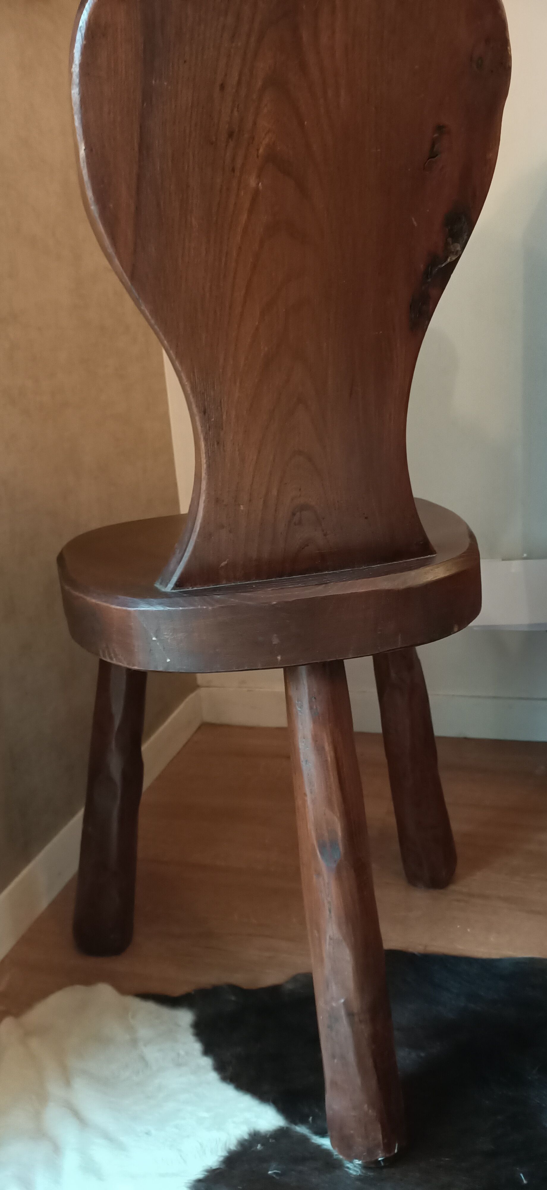 Chaise brutaliste tripode