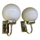 Paire d’appliques métal chromé et globe verre blanc