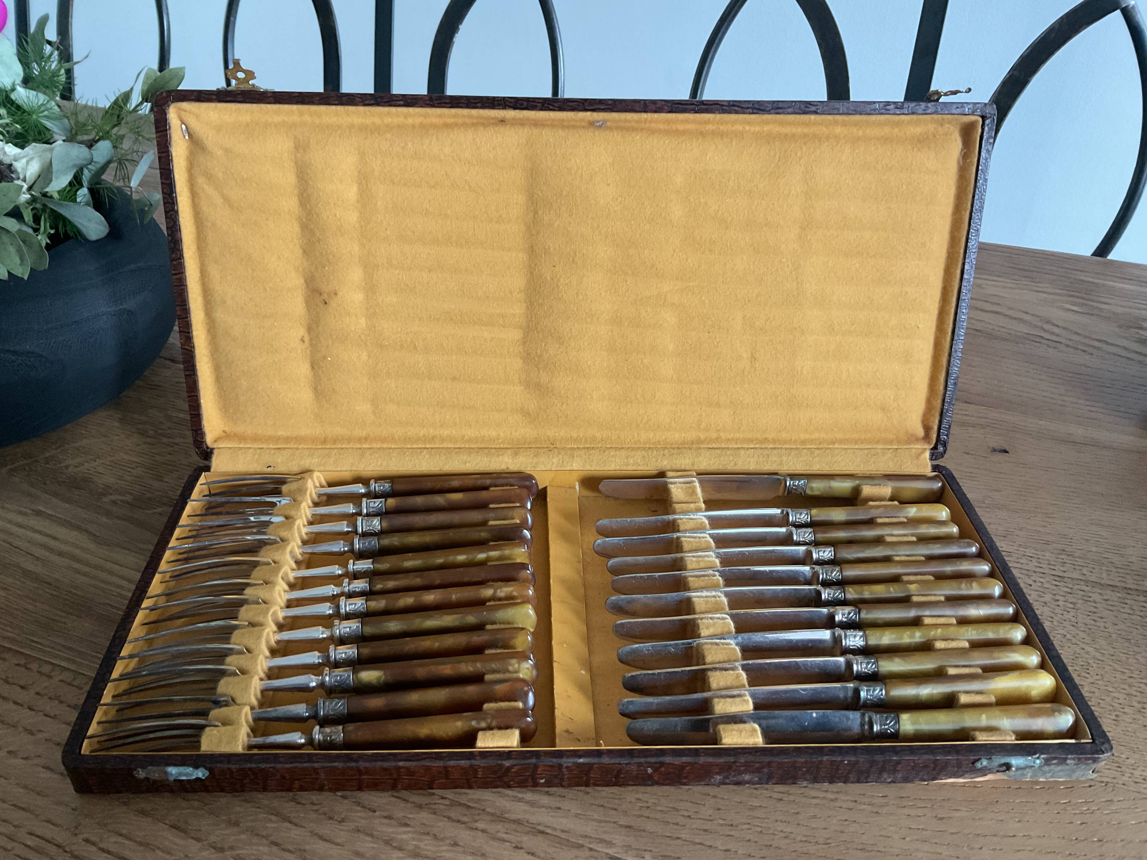 Dessert/cheese cutlery set 17cm Bakelite or horn handles?