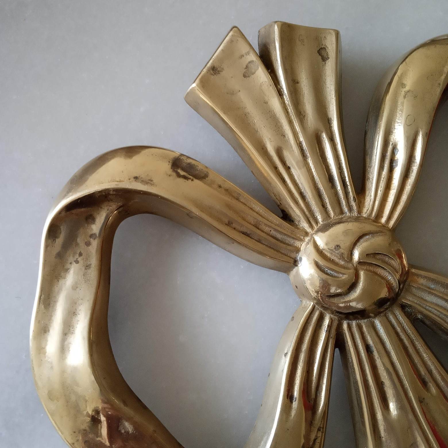 Flat silver knot utable mat