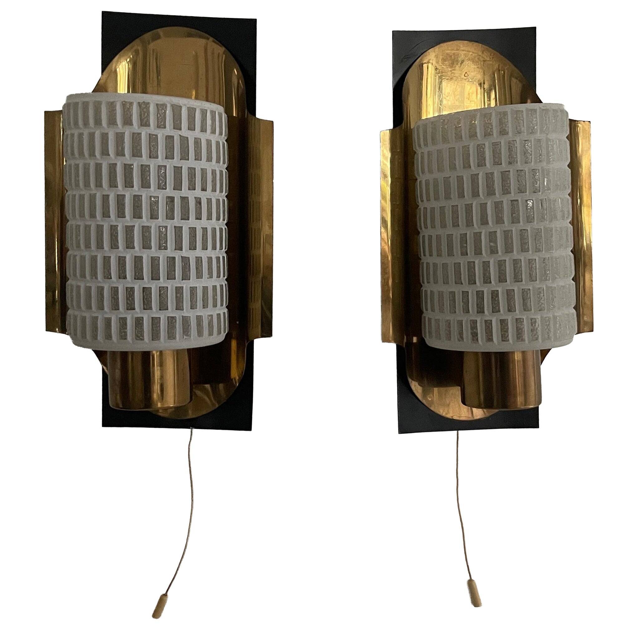 Mid-century pair of wall sconces in textured glass and brass, 1950s, Germany.