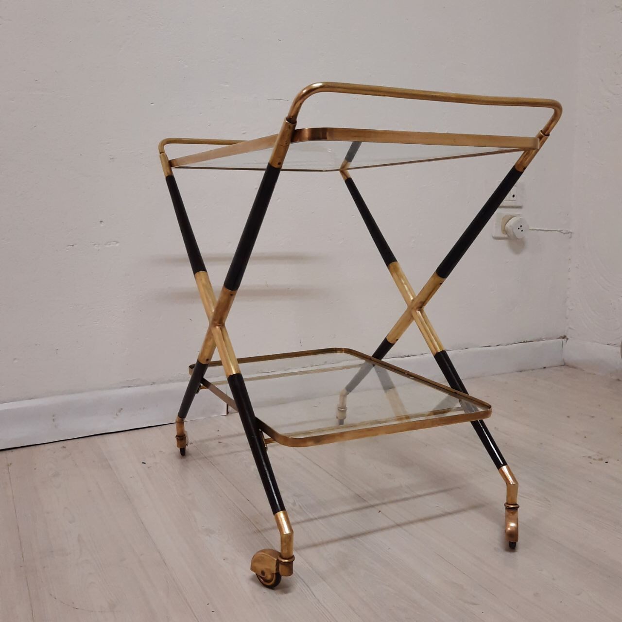 Serving table in brass wood