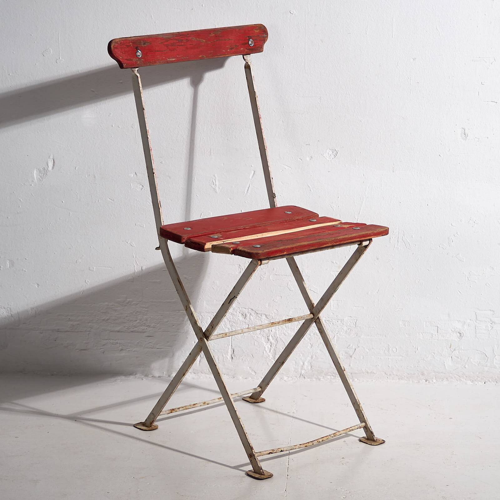 Antique red folding garden chairs (circa 1920). Set of 4 pieces