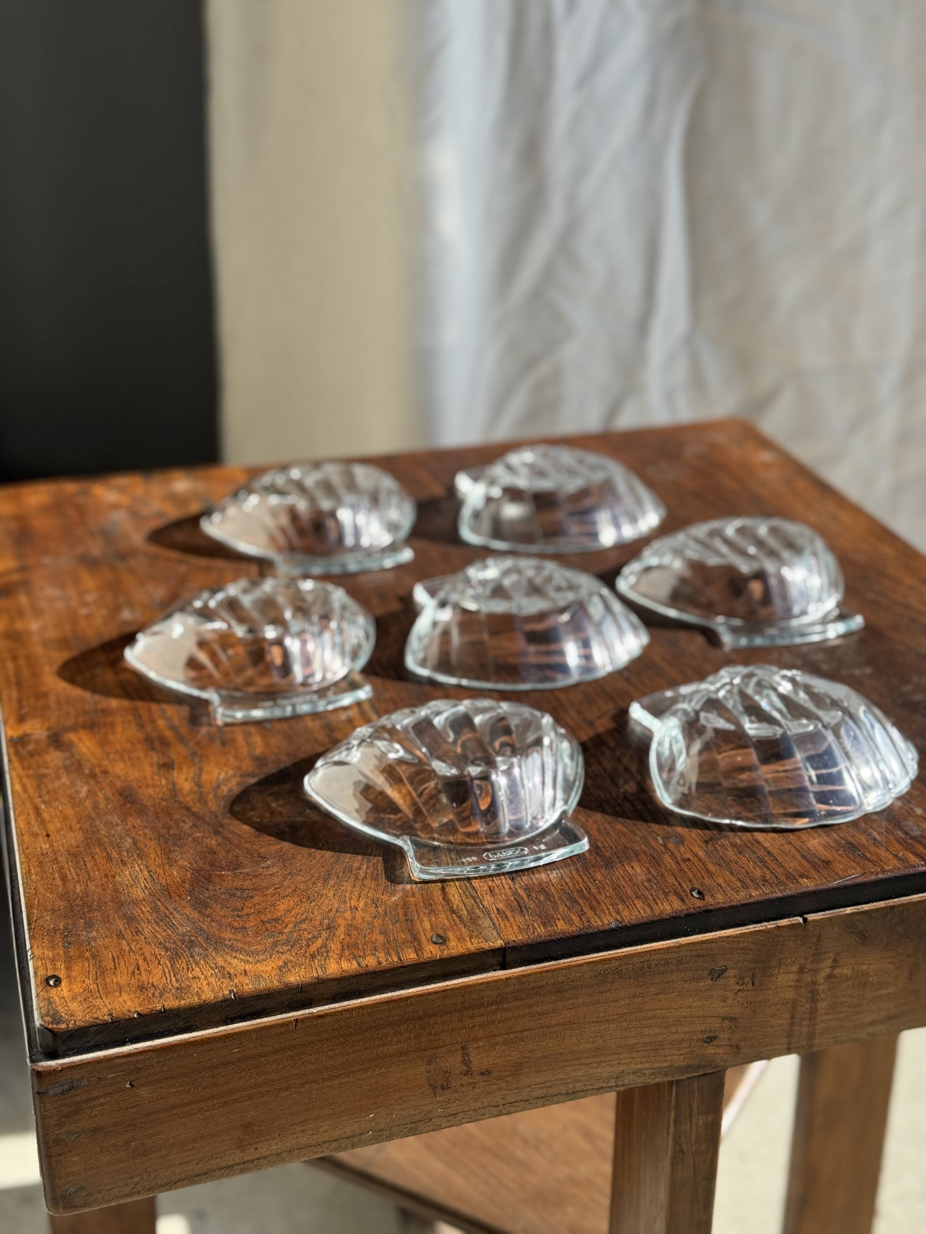 7 vintage shell-shaped bowls in Pyrex glass from France