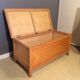 Banc coffre à jouets vintage en bois blond – années 60/70