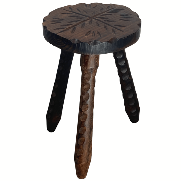 Tabouret de traite tripode sculpté brutaliste, années 1950