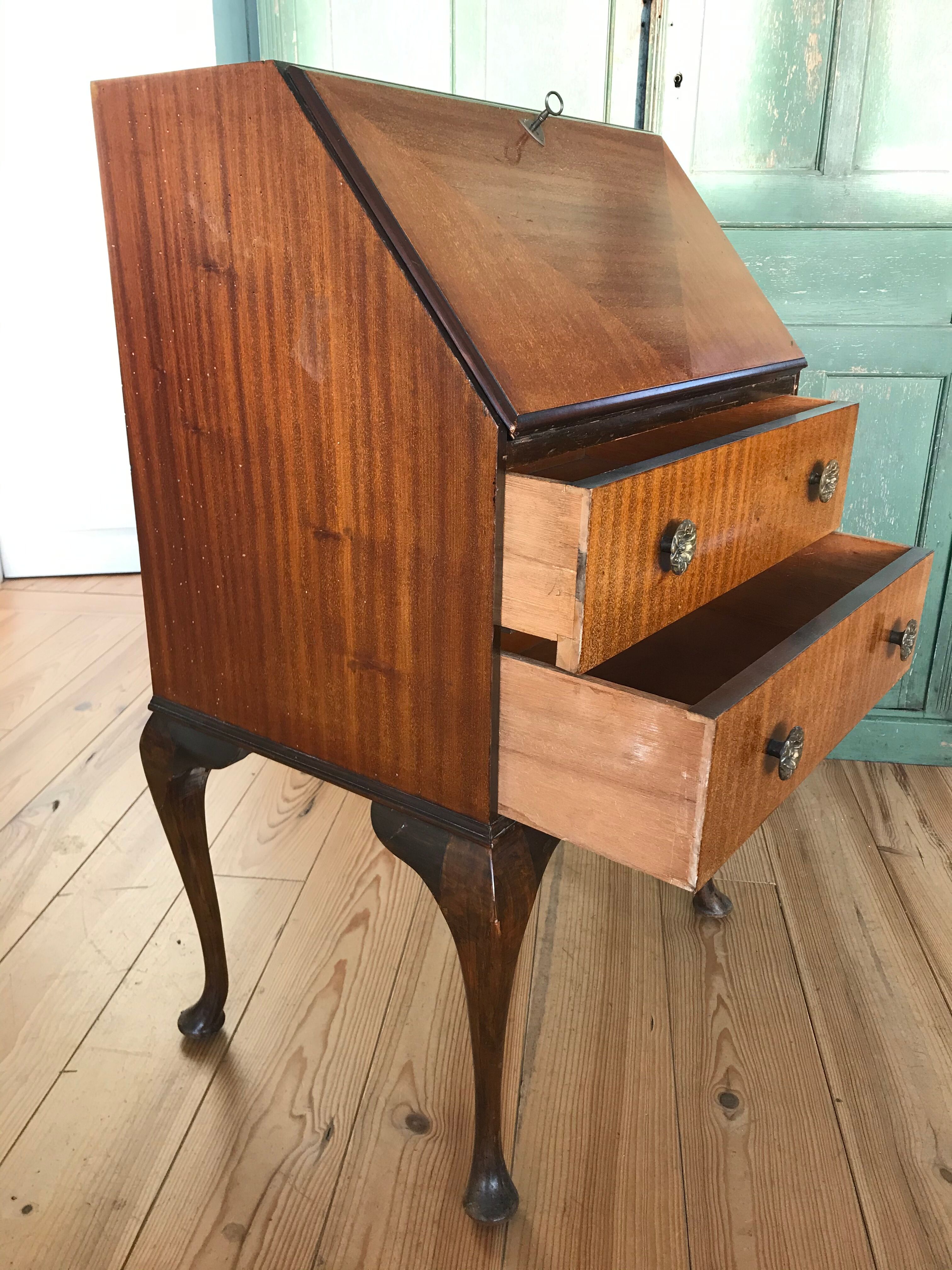 Mahogany English Scriban