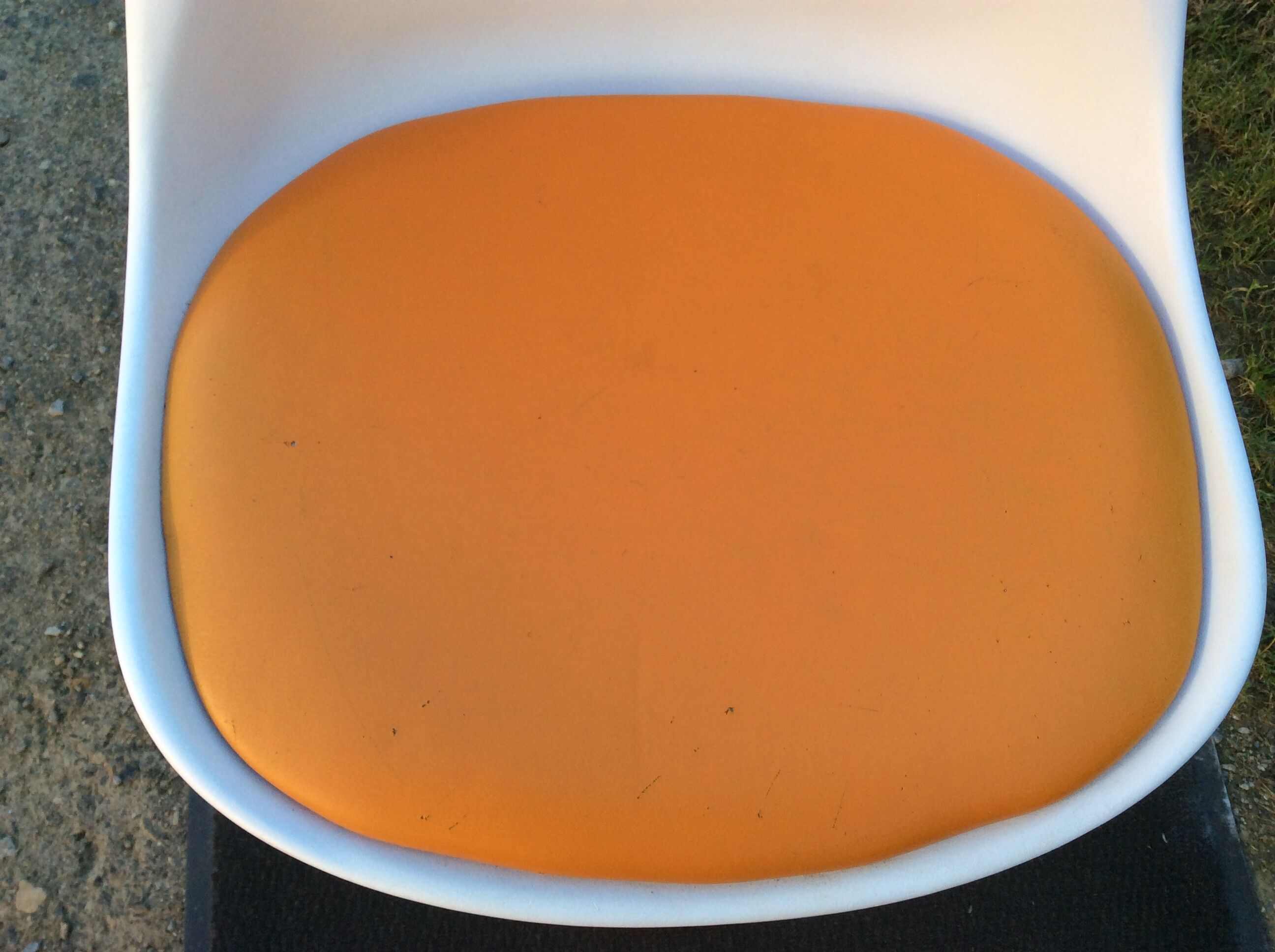 Vintage chair with tulip base in white lacquered metal pvc back and seat in orange Skaï.