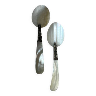 Tableware, two 20th century mother-of-pearl caviar spoons