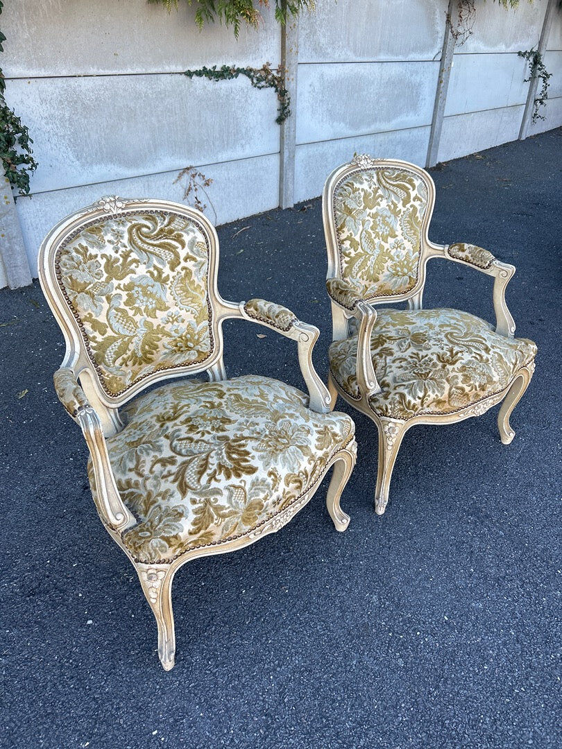 Paire de fauteuils de style Louis XV