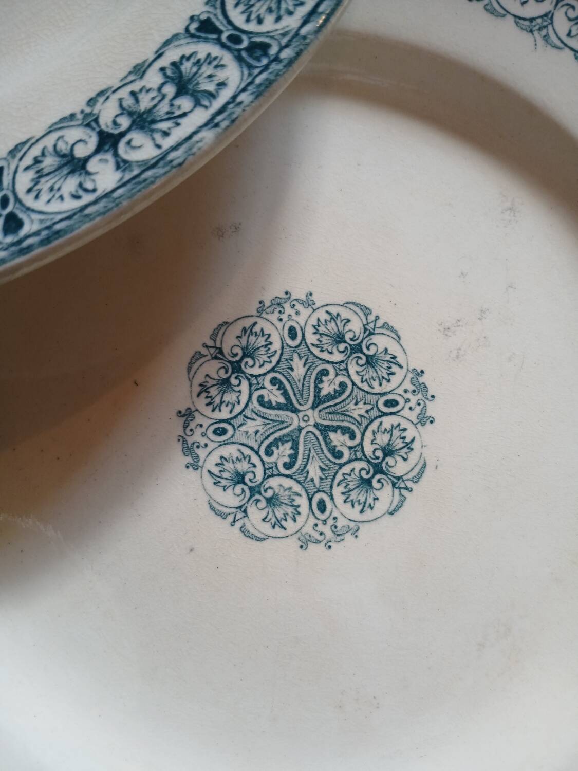 10 old flat plates Terre de fer