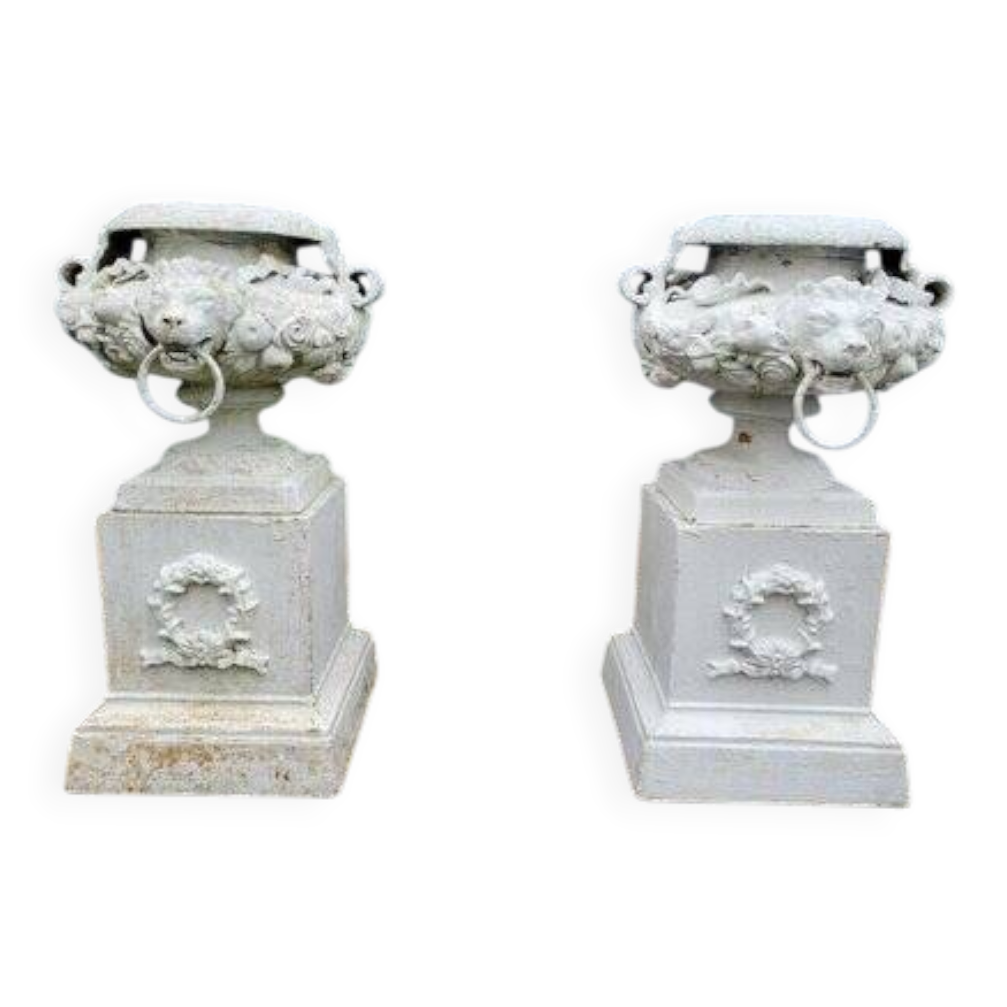 Vases anciens en fonte orné d'une tête de lion et de fleurs