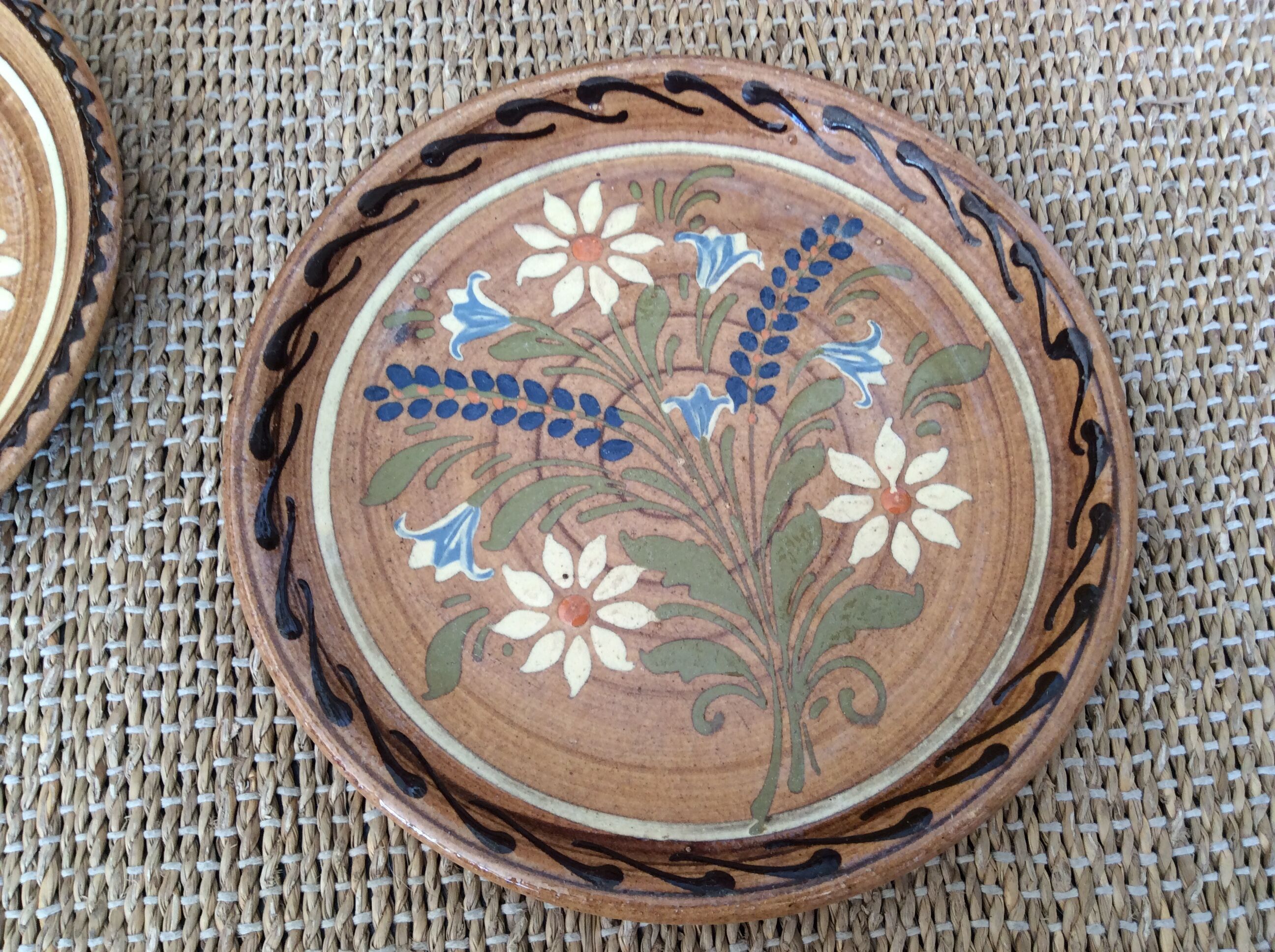 Assiettes en terre cuite vernissée