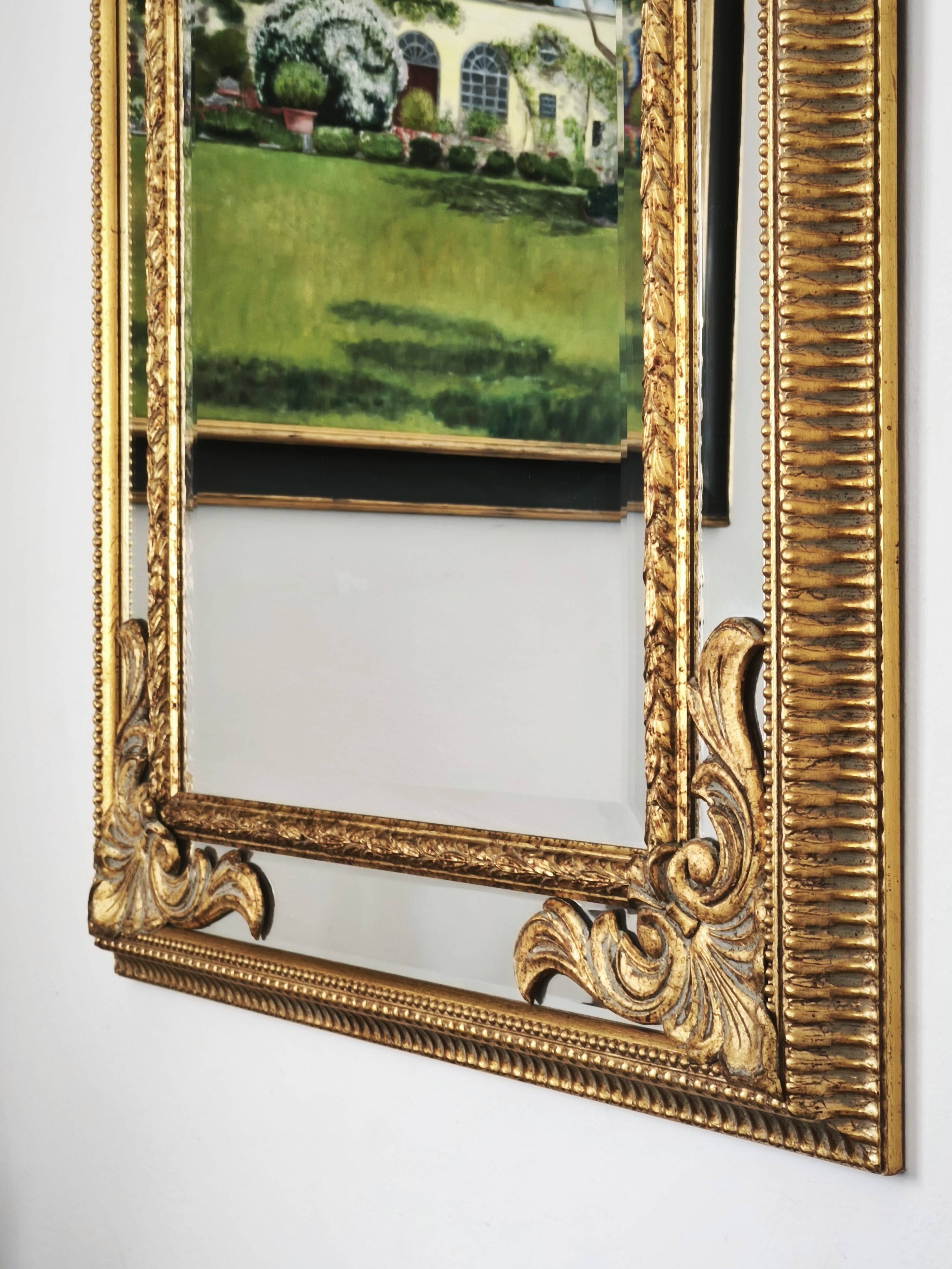 Grand miroir italien doré en bois à verre biseauté