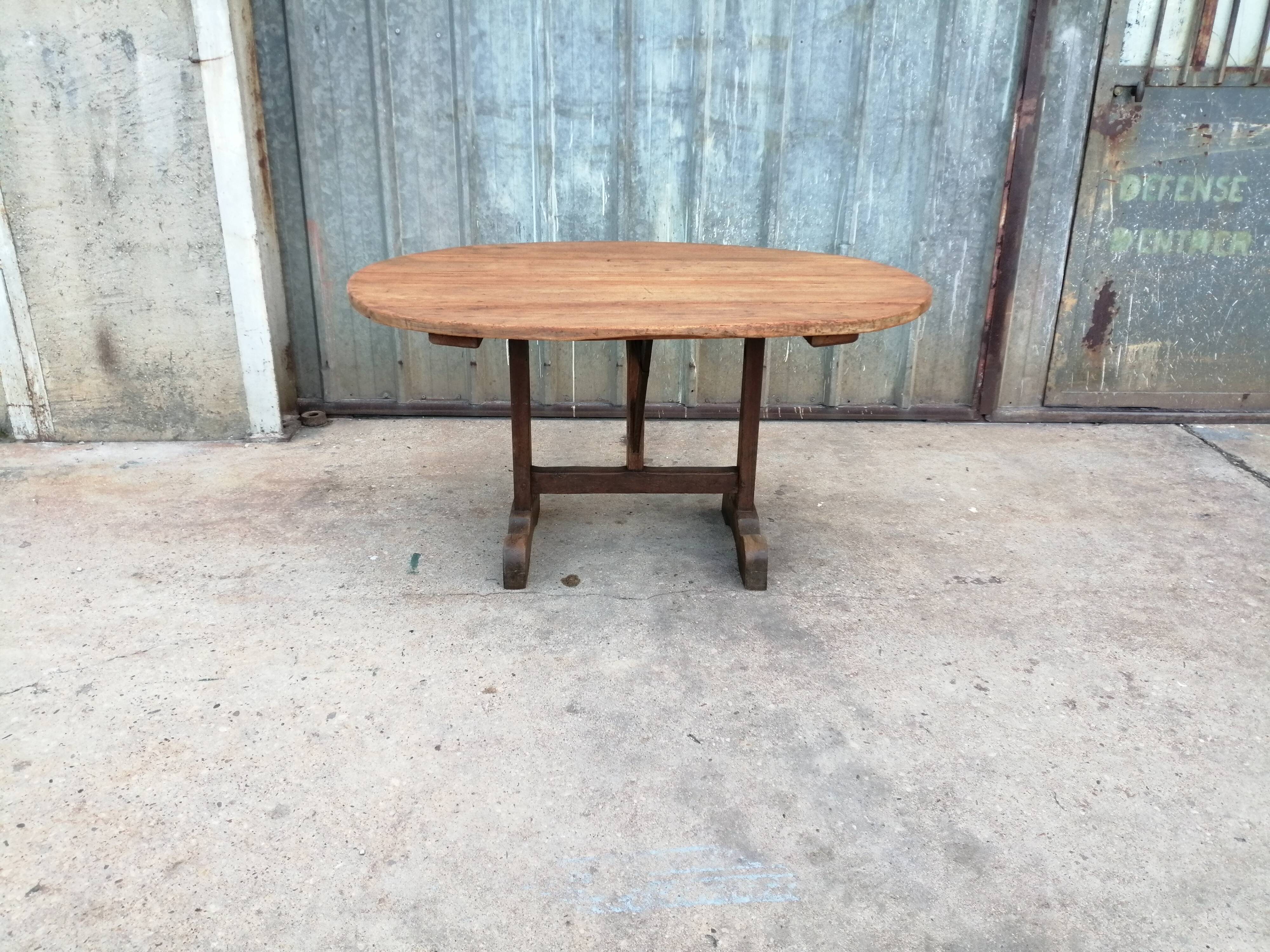 Oval winegrower's table in pine small model