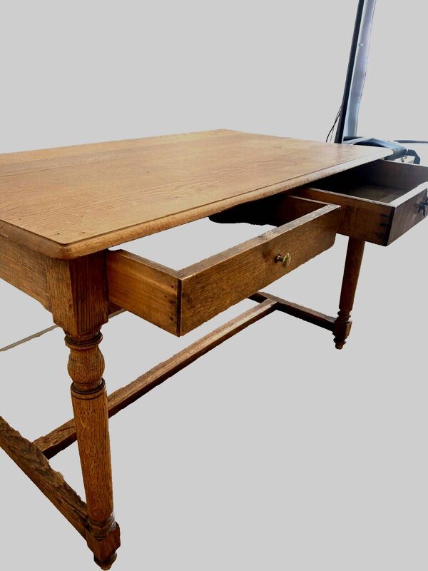 Bureau plat de style Louis XVI en chêne massif XIX siècle