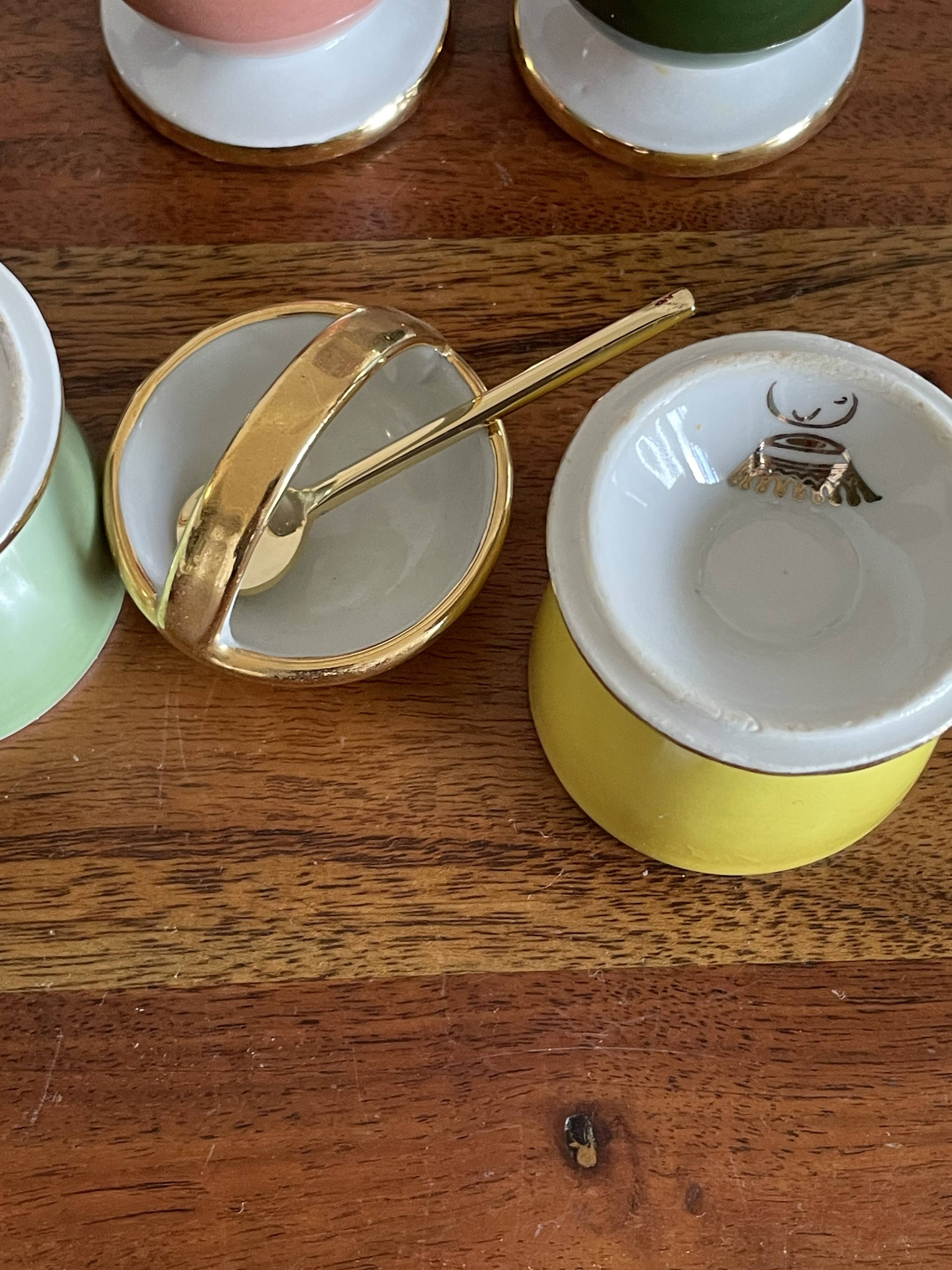 6 multicolored egg cups
