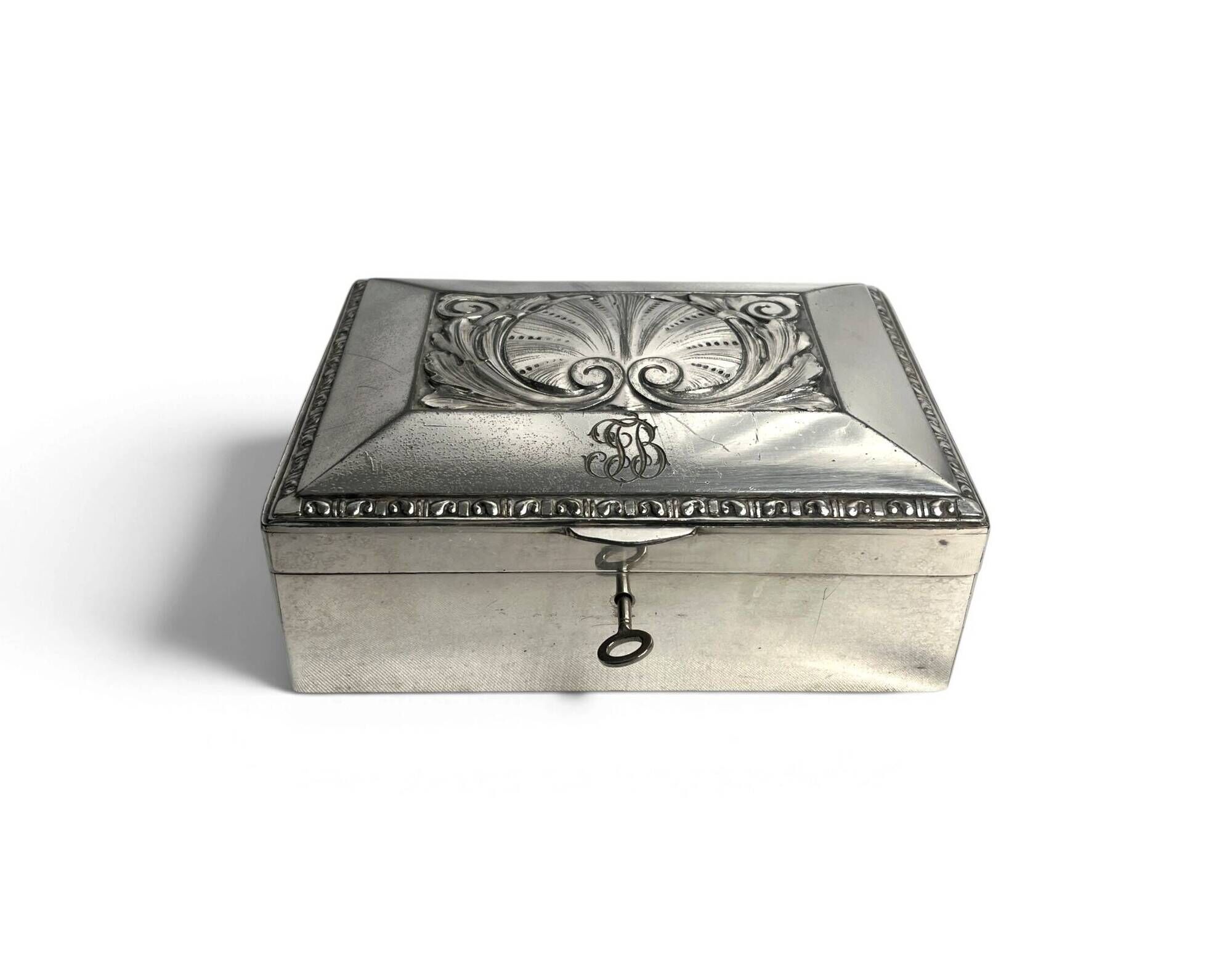 Silver-plated metal jewellery box with shell decoration, Kayser, 20th century.