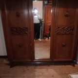 3 door wardrobe with a central mirror