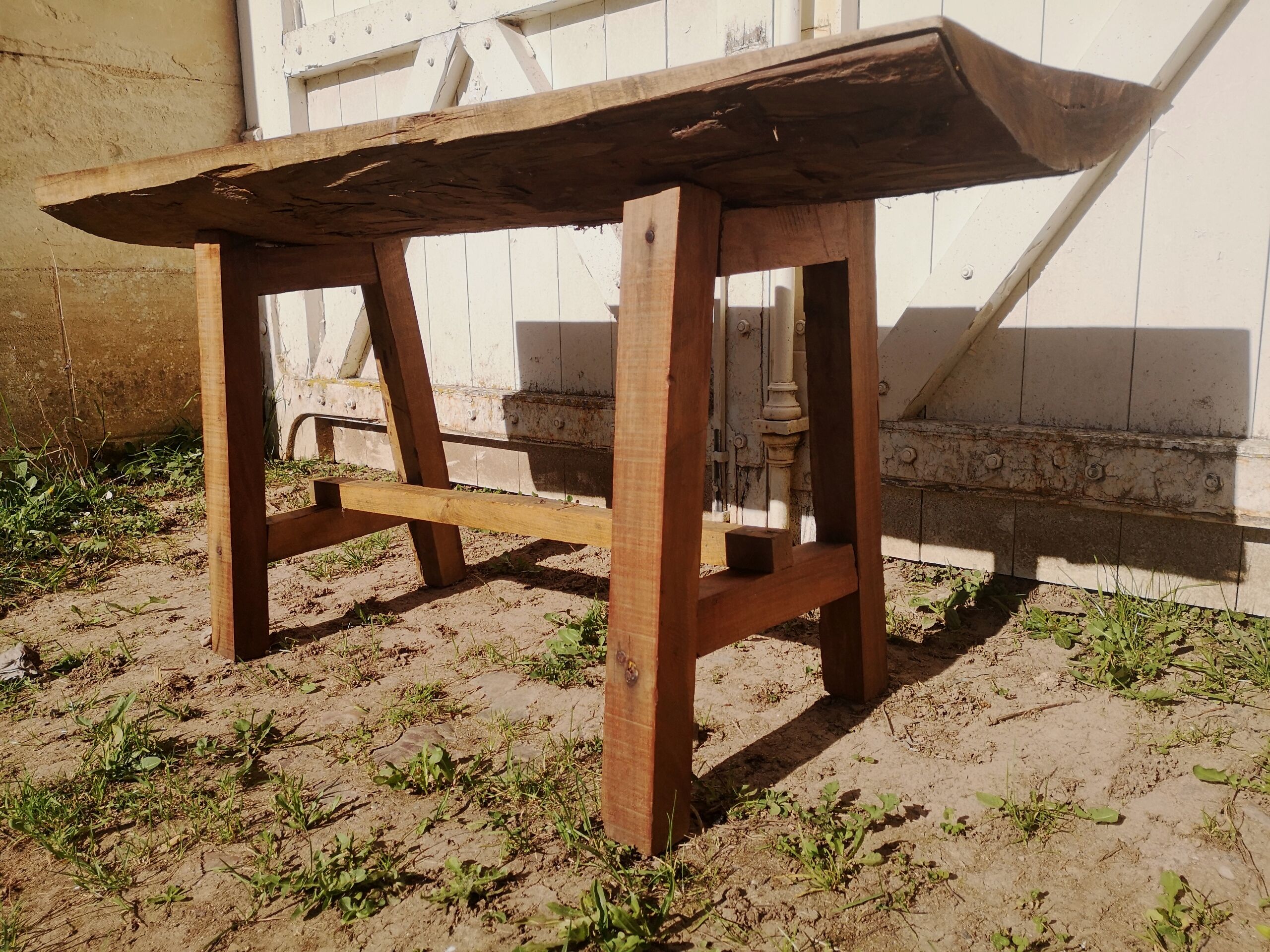 Firm-style coffee table