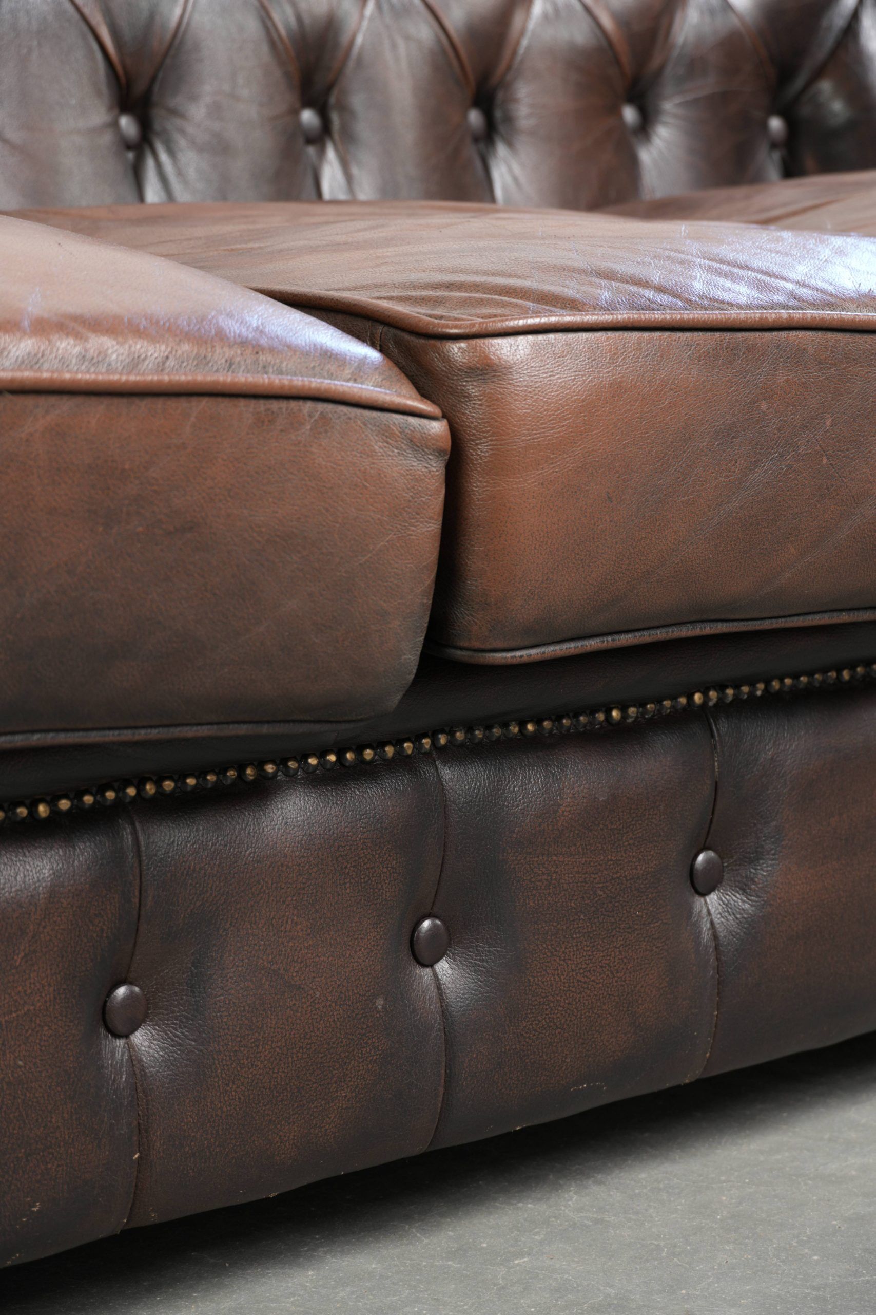 Brown cowhide leather Chesterfield 3-seater sofa in English style