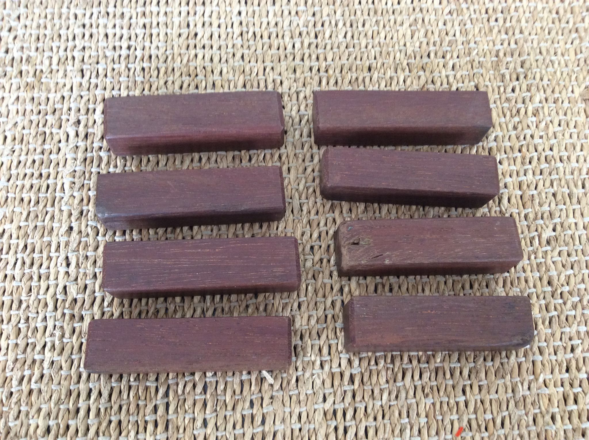 8 porte-couteaux en bois