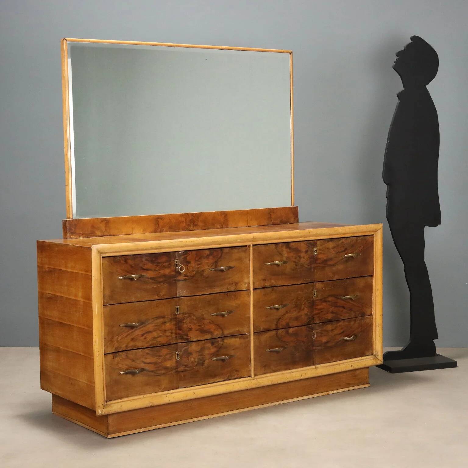 Vintage walnut burl commode with brass handles, Italian design from the 1940s.