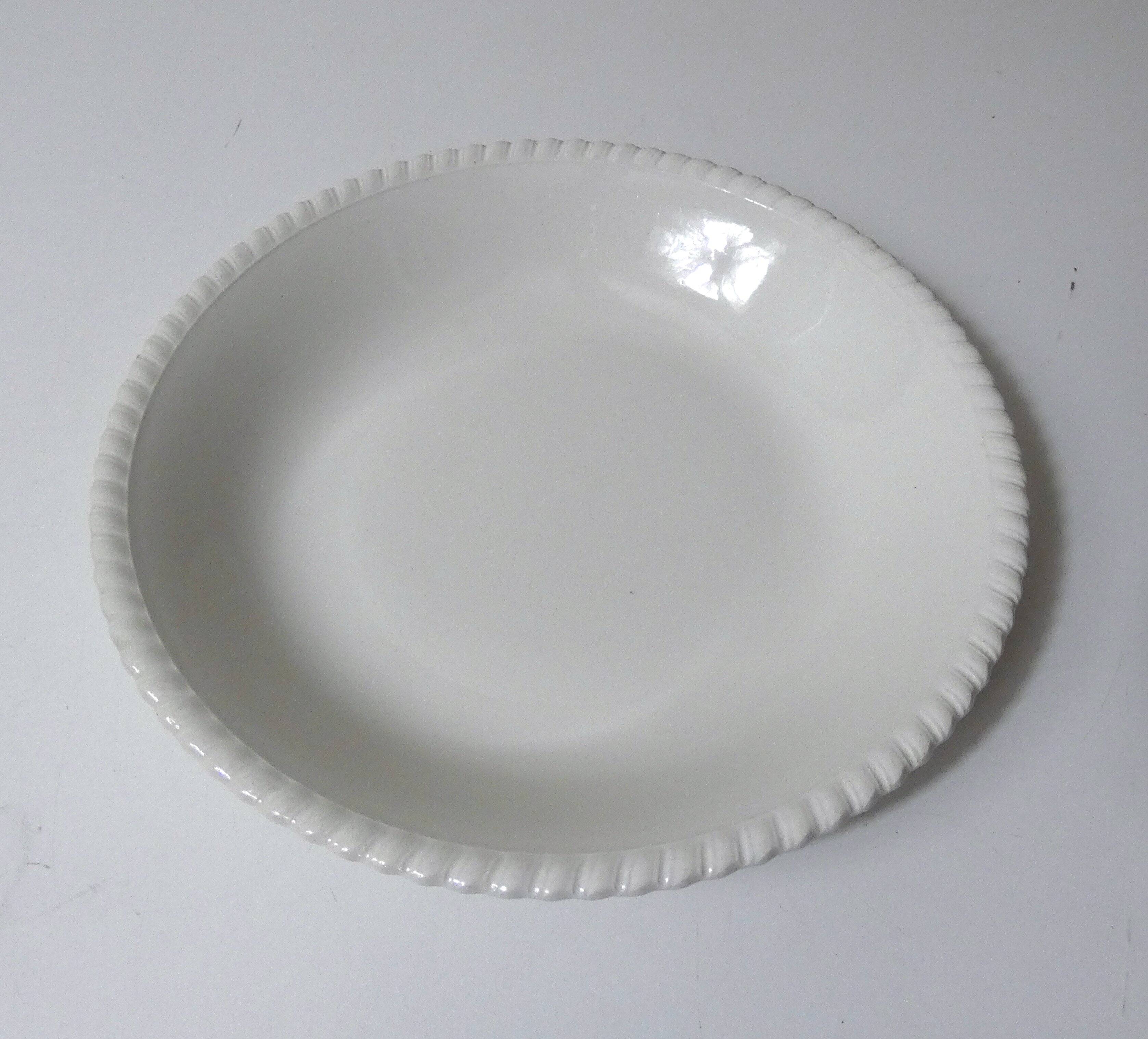 plat blanc crème en faïence