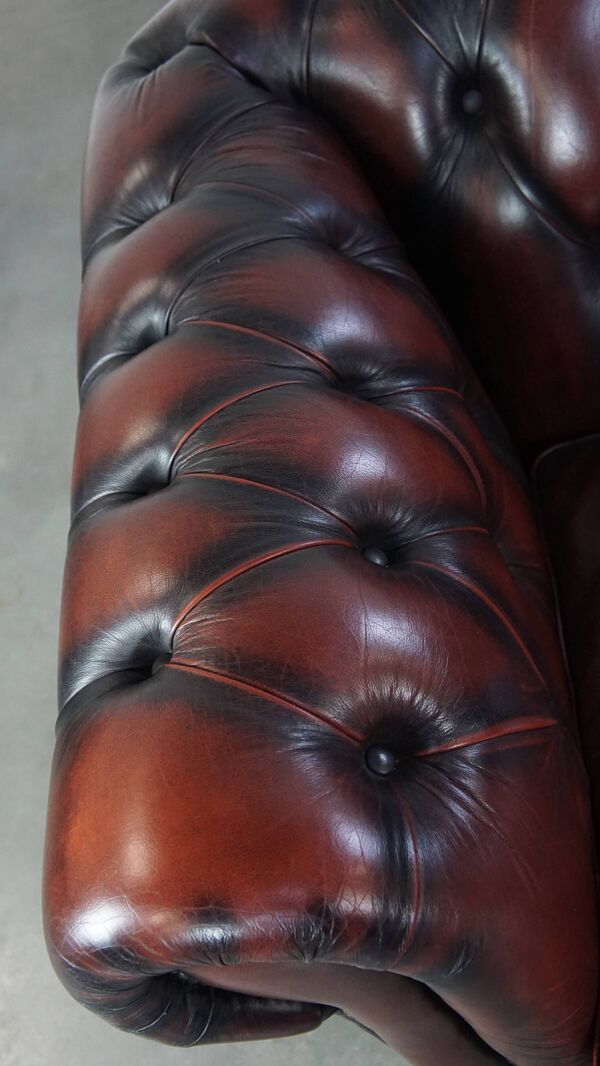 Canapé chesterfield 2,5 places en cuir de vachette flammé rouge foncé